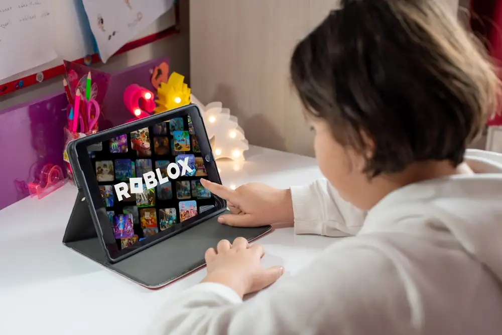 When Screens Replace Sunshine: How Roblox, Fortnite, and Minecraft Are Reshaping Kids’ Behavior and Attention