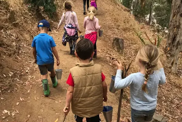 forest-school-trail-nature-scouts Children participating in a forest school-inspired Nature Scouts Collective outdoor learning program hike along a wooded trail in coastal North County San Diego.