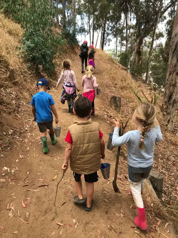 forest-school-trail-nature-scouts Children participating in a forest school-inspired Nature Scouts Collective outdoor learning program hike along a wooded trail in coastal North County San Diego.